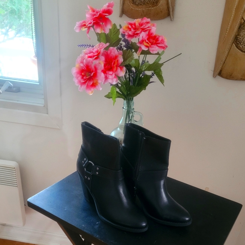 ESPRIT - Ella Black Ankle Booties with Sleek Design